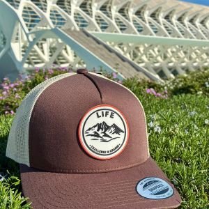 Gorra Trucker LIFE Marrón/Beige – Challenge & Change
