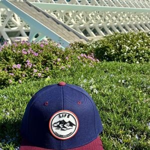 Gorra Snapback LIFE Azul Marino/Burdeos – Challenge & Change